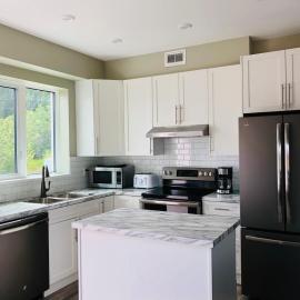 Downtown Whitehorse Deluxe 2 Bedroom Condo，白馬市的飯店