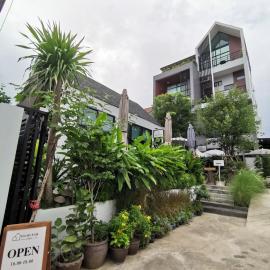 DAAD FAH home and cafe، فندق في فيتشابوري