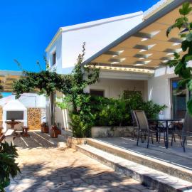 ISSOS BEACH VILLA، فندق في Línia