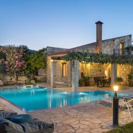BOUTIQUE VILLA PETRA AMANDA Heated pool optional, hotel din Fílippos