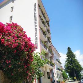Hotel Aquila & Edelweiss، فندق في كاميغلياتيلو سيلانو