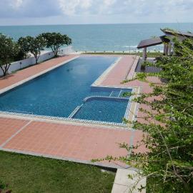 Khanom Beachfront Apartment 3 Internet 100 Mbps, hotel in Ban Na Dan
