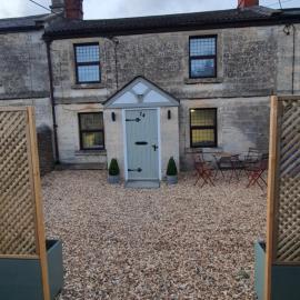 Quirky Cottage - Dogs Welcome, hotel in Corsham