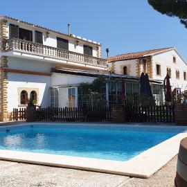 Hotel Restaurant El Bosc，Banyeres del Penedes的飯店