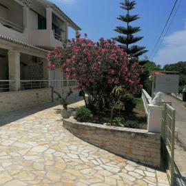 Makis Apartments, hotel di Arillas
