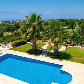 4 bedroom Villa Lofou with private pool and sea views, Aphrodite Hills Resort, hotelli kohteessa Kouklia