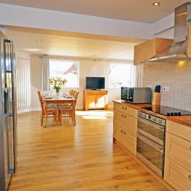 Whitby Spacious Rugby Field Cottage with off-street parking and EV fast point for electric cars, hotel in Whitby