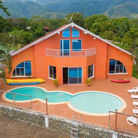 Chalet Castillo、El Estorのホテル