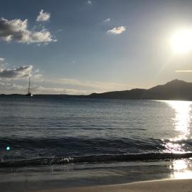 Duplex rénové les pieds dans l'eau, hotell i Calvi