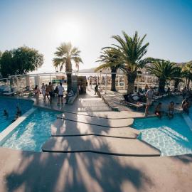 FarOut BeachClub - Rooms & Camping, ξενοδοχείο στον Μυλοπότα
