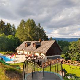 Chalupa Barborka - Národní park Krkonoše, sauna, bazén, dětské hřiště, gril, 6 pokojů, kuchyň, společenská místnost s krbem – hotel w Vrchlabi