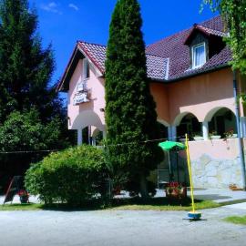 Flamingó Étterem Szálláshely, hotel v destinaci Somlójenő