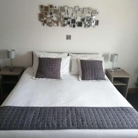Reveller Bar Lodgings, hotel in Donegal