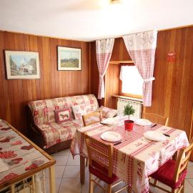 Lo Stambecco Holiday Apartment - Affitti Brevi Italia, hotel Brussonban