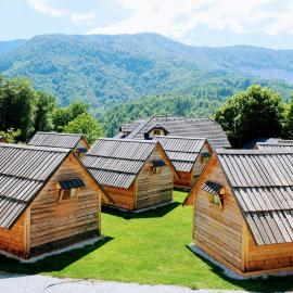 Small wooden houses and Apartments Zgornja Dobrava, hotel a Radovljica