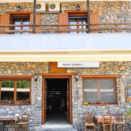 Guesthouse Syntrofia โรงแรมในPsarades