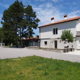 Divača, Vila Srebrna, hotel i Divača