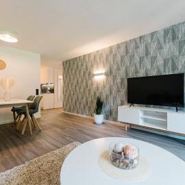 Moderne 3 Zi.-FeWo Scandi Style 70 qm Nähe Freiburg, hotell i Simonswald