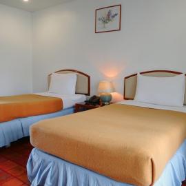 ทริปเปิ้ล รีสอร์ท, Hotel in Ban Tha Rap
