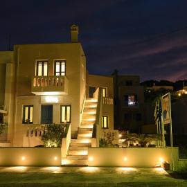 RODAVGI APARTMENTS、アンドロスのホテル