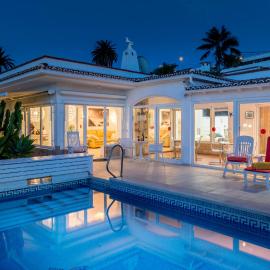 Relaxing villa Heated pool Luxurious views Massage