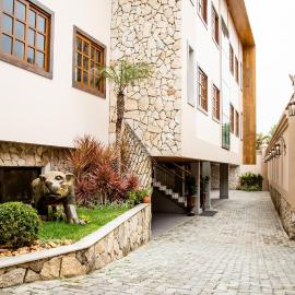 ESPAÇO 250 - Apto mobiliado, 3 quartos, sendo uma suíte, banheiro social, cozinha completa, sala de estar, ar condicionado, tv e internet, hotel in Tiradentes