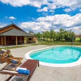 V's place - wooden house with heated pool and outdoor sauna, hotel in Otočac