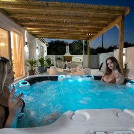 Jacuzzi deluxe villa, hotel in Skala Sotiros