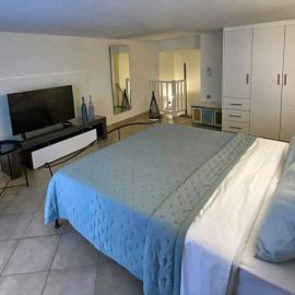 Somnium a newly renovated house in Kamari, hotel di Kamari