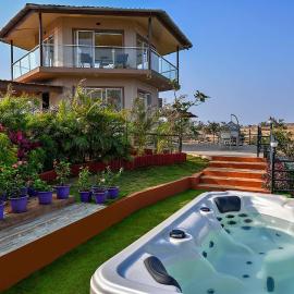 Ora by StayVista - 1BHK Valley-View Villa with Jacuzzi, Hotel in Khamshet