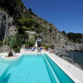 Villa Azzurra, готель у місті Конка-дей-Марині