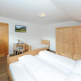 Chalet Gloria - Doppel- und Mehrbettzimmer, hotel a Bruck an der Grossglocknerstrasse