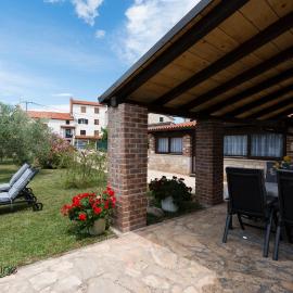 Charming stone cottage by the sea, Hotel in Umag