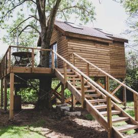 Romantic Woodland Chalet, Hotel in Famenne