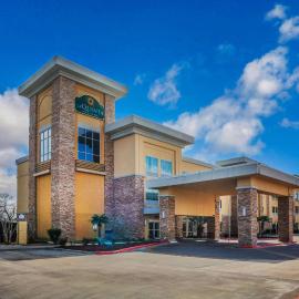 La Quinta by Wyndham Beeville، فندق في Beeville