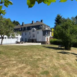 Nürburgring Ferienhaus m. Parkplatz - Klima - Garten und viel Platz, hotel a Adenau