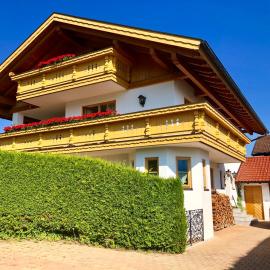 Ferienwohnung Bergblick für bis 13 oder 14 Personen mit 5 Schlafzimmer und 3 Bäder, hotel in Unterammergau