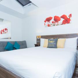 Langley Guest House Nr Pinewood Studios, hotel in Slough