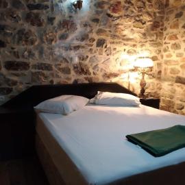 panos stone tower, hotel em Páliros