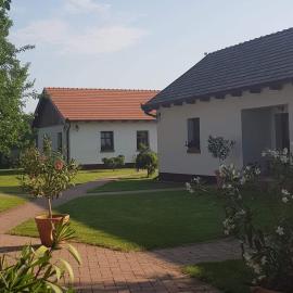 Tóth Vendégház és Apartmanház Újfehértó، فندق في Újfehértó