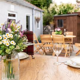 Dormie Cottage, lovely bright and spacious bungalow with wood fire, Hotel in Ballater