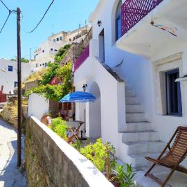 Traditional Family House, ground floor with yard, Hotel in Kóronos