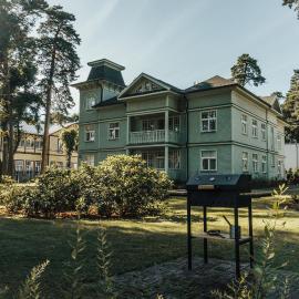 Baltic Sea Dunes Apartments، فندق في يورمالا