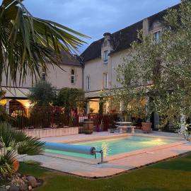 Logis Hostellerie des Ducs，迪拉斯的飯店