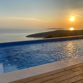 Vita Vacation Home، فندق في Ustrine