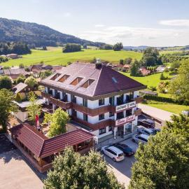 Gasthaus Hotel Beim Erich, хотел в Oberhofen am Irrsee