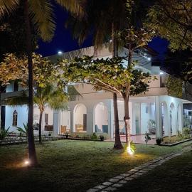 Blue Sand Beach Resort، فندق في ترينكومالي