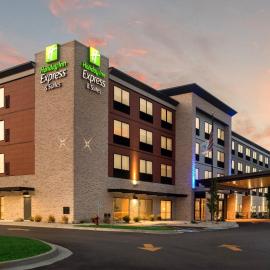 Holiday Inn Express & Suites Racine by IHG، فندق في راسين