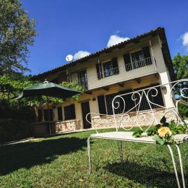 Cascina Flino, готель у місті Діано-д'Альба