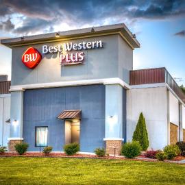 Best Western Plus Yadkin Valley Inn & Suites، فندق في Jonesville